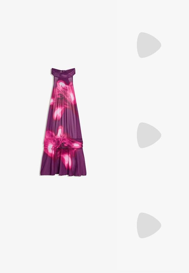 Robe maxi violette sans manches avec un col halter et un grand motif floral rose qui s'étend sur le tissu.; Chaussure à talon haut en cuir verni noir avec bout pointu et bride de cheville nouée à l'arrière, présentée sur un fond blanc uni.; Petit sac à main noir brillant avec deux longues anses et des détails à cordon sur les côtés sur un fond clair uni.; Une paire de boucles d'oreilles en croissant argenté poli avec des supports en plastique transparent sur une surface blanche.