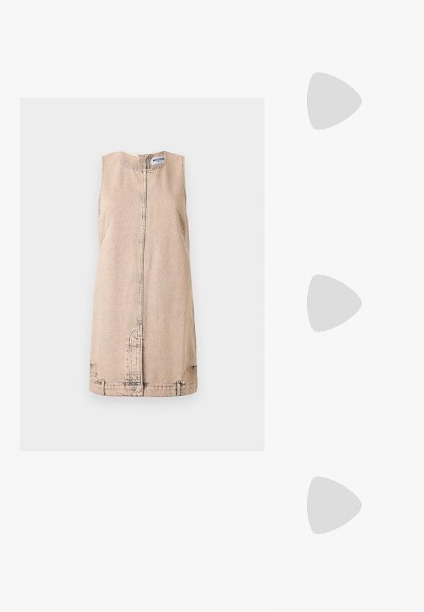 Robe mini en jean beige sans manches avec coutures apparentes, fermeture par boutons-pression à l'avant et col rond, par Moschino.; Chaussure slingback noire à bout pointu avec tige en mesh, fines brides, boucle dorée et petit talon incurvé sur fond blanc.; Pochette en cuir marron avec design froncé, quincaillerie dorée et bracelet amovible, sur fond blanc.; Une paire de boucles d'oreilles en forme de goutte d'eau, brillantes et marron, avec de subtils motifs plus foncés, sur un fond blanc.