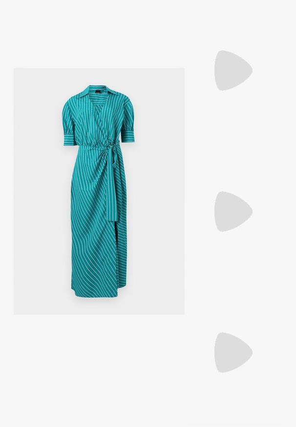 Robe midi portefeuille turquoise avec des rayures blanches verticales, manches bouffantes courtes, col à revers et ceinture à nouer à la taille.; Sandale à talon haut noire avec une bride étroite à la cheville, bout carré, cuir lisse et accent de boucle métallique.; Sac à main rectangulaire en cuir noir avec bandoulière ajustable, ferrures dorées et fermeture éclair, posé verticalement sur un fond blanc.; Paire de boucles d'oreilles en métal argenté en forme de lettre M angulaire avec des tiges arrondies sur fond blanc.