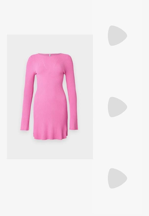 Robe longue rose côtelée à manches longues avec une silhouette ajustée, dotée d'un col en V subtil et de fentes latérales pour faciliter le mouvement.; Botte en cuir noire montant jusqu'au genou, avec un bout pointu et un petit talon bas, présentée sur un fond clair uni.; Sac à main en cuir noir avec bords arrondis, rabat asymétrique, fermoir circulaire en métal, et des bandoulières courtes et longues.; Paire de boucles d'oreilles anneaux en argent poli avec un design de barre incurvée superposée sur un fond clair uni.