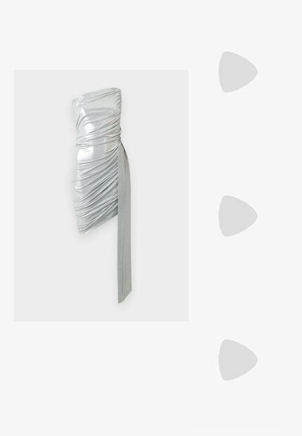 Stropfri metallisk sølv mini kjole med rynket stof og forlænget draperet bånd hængende fra den ene side.; Sorte patenterede lædersandaler med tre stropper, ankelspænde og 10 cm stiletthæl. Har detaljer i guld og et logo charms.; Lille sølvfarvet metallisk clutch-pung med rundet, rynket design og lukning med to sølvkugler.; Et par glatte, skinnende sølvfarvede ovalformede genstande placeret side om side på en helt hvid baggrund.