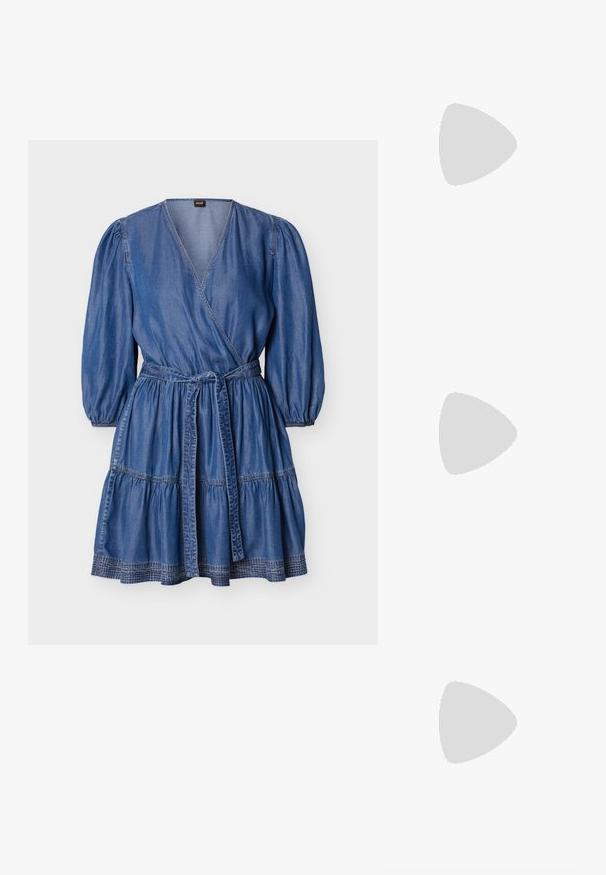 Robe portefeuille en denim bleu avec manches trois-quarts bouffantes, jupe à volants et ceinture à nouer assortie sur fond uni.; Chaussure plate en cuir noir avec bout arrondi et petit détail de boucle dorée sur le côté, présentée sur un fond clair uni.; Sac à bandoulière rectangulaire en cuir noir avec fermeture éclair dorée et petit logo "HUGO" doré sur le devant, doté d'une sangle réglable avec boucle.; Bracelet en métal avec des bandes entrelacées en argent et en or, finition lisse et polie. Détail de nœud notable au centre.