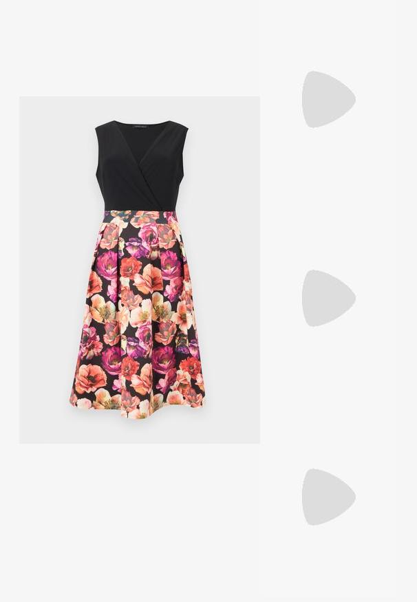 Μαν sleeveless φόρεμα με εφαρμοστή μαύρη μπούστα σε σχήμα V και φουσκωτή φούστα με έντονο ροζ, κόκκινο και πορτοκαλί λουλουδένιο μοτίβο σε μαύρο φόντο.; Μαύρο δερμάτινο γυαλιστερό πέδιλο με λουράκι στο πίσω μέρος, μυτερή μύτη και στιβαρό τακούνι τύπου block, με λεπτομέρεια κοψίματος στα πλευρά.; Μαύρη τσάντα clutch από σουέτ με υφή, που διαθέτει χρυσό λουρί και κομψό, γωνιακό σχέδιο.; Ζευγάρι λαμπερά χρυσά σκουλαρίκια με διπλό βρόχο και πίσω κούμπωμα σε λευκό φόντο.