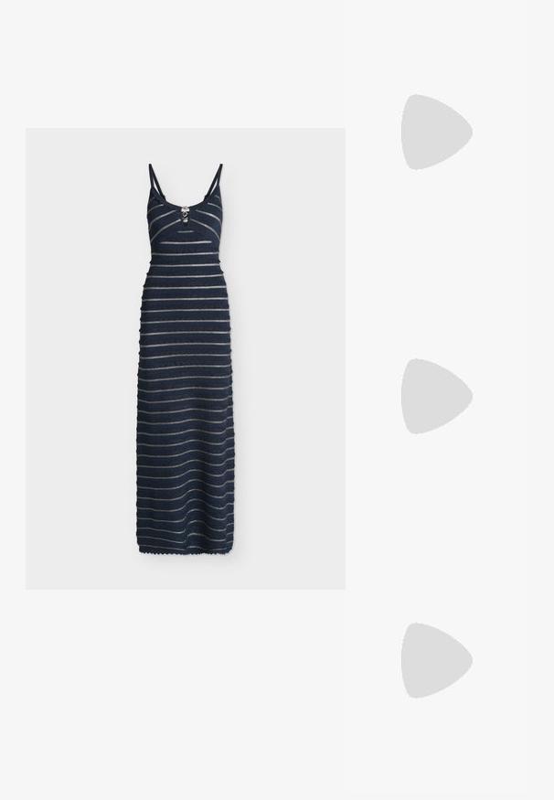 Robe longue sans manches bleu marine avec fines bretelles, rayures argentées horizontales et boutons décoratifs à l'encolure en V.; Escarpin noir à bride arrière avec bout pointu, présentant une surface texturée et un talon bloc épais. Posé sur un fond métallique brillant.; Sac noir en matériau texturé et brillant avec une poignée circulaire torsadée et une fermeture éclair. Présente un design doux et froissé.; Boucles d'oreilles en métal argenté avec un design ondulé et sculptural, présentant une finition polie et des formes irrégulières, mettant en valeur une esthétique contemporaine.