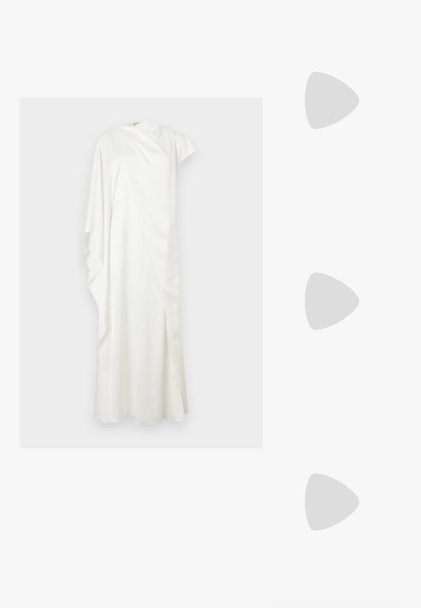 Witte jurk tot op de grond met een gedrapeerd asymmetrisch ontwerp en een vloeiende cape-mouw aan één kant.; Zwarte leren teenslipper met brede band en dikke geribbelde zool, zijaanzicht tegen een witte achtergrond.; Zwarte zonnebril met een dik, achthoekig montuur en roze getinte glazen. Gemaakt van gerecyclede materialen, ontworpen voor een moderne uitstraling.; Zwarte geweven draagtasje met open geweven patroon en verstelbare leren schouderriemen, afgebeeld op een effen lichte achtergrond.