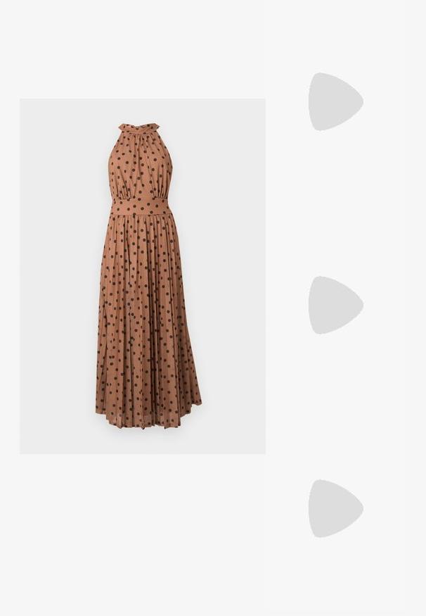 Robe longue marron sans manches à pois noirs, col halter avec détail nœud, taille cintrée et jupe plissée.; Sandales à talons noirs avec plusieurs fines lanières sur le bout, une seule lanière à la cheville avec une boucle dorée, et un bout carré.; Porte-monnaie noir en daim avec une finition texturée, doté d'une chaîne dorée et d'un design épuré et angulaire.; Paired boucles d'oreilles en métal doré poli de forme irrégulière avec un centre ouvert sur un fond blanc uni.