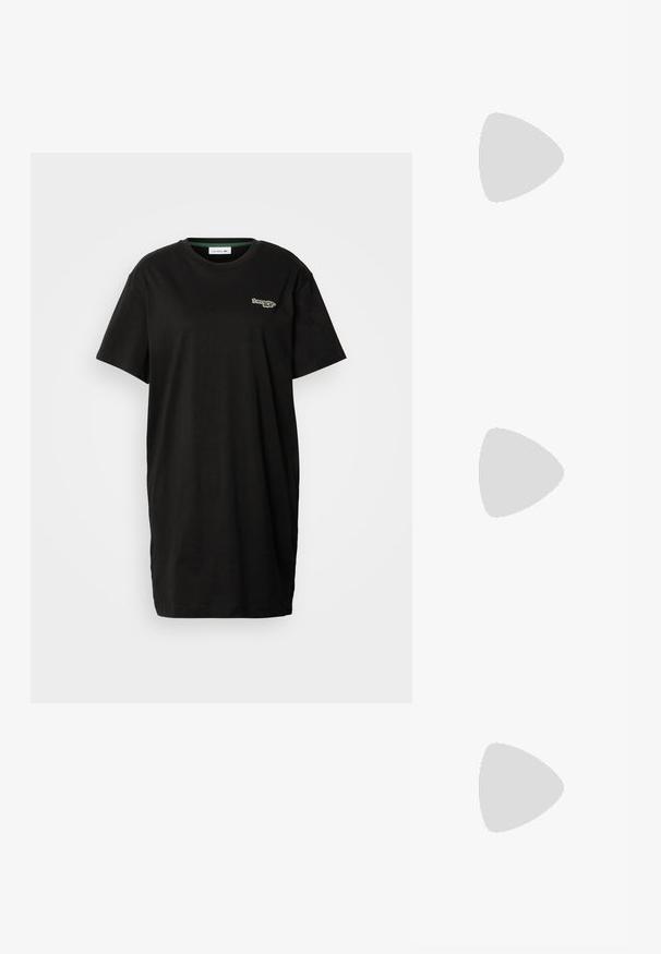 Robe T-shirt noire à manches courtes avec col rond et petit logo Lacoste sur le côté gauche de la poitrine.; Bottine noire en cuir à cheville avec panneaux latéraux élastiques et languette, positionnée en lévitation devant un mur de blocs de verre et un sol lisse.; Sac bandoulière en cuir noir texturé avec fond arrondi, rabat avant et bandoulière réglable avec boucle métallique.; Boucles d'oreilles en métal argenté avec un design texturé, dotées d'un petit fermoir et d'une marque sur une des hoops. Forme arrondie avec une finition polie.