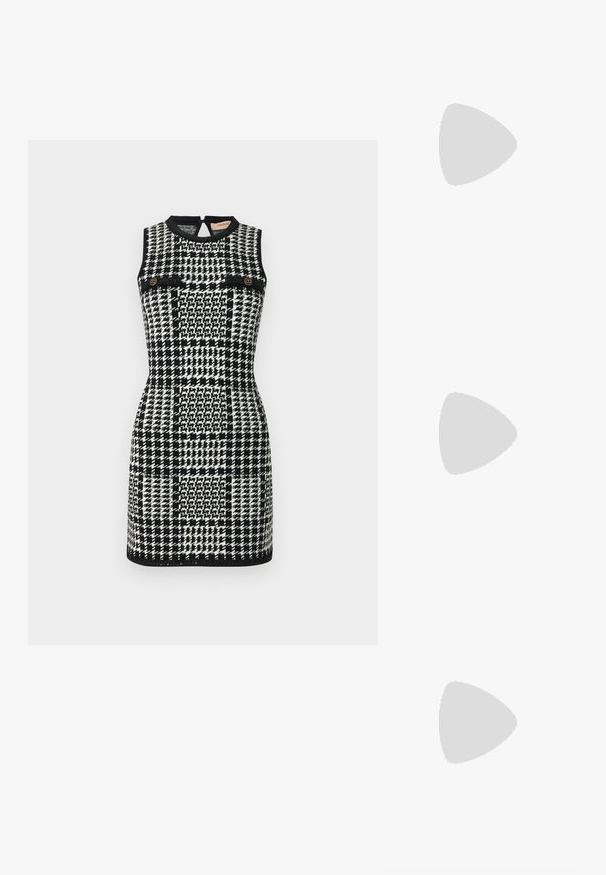 TWINSET DRESS - Φόρεμα ημέρας - neve/nero; Μαύρο δερμάτινο ψηλοτάκουνο παπούτσι με μυτερή μύτη, λεία υφή και κοφτό τακούνι. Μινιμαλιστικός σχεδιασμός, χωρίς επιπρόσθετες διακοσμήσεις.; Μαύρη δερμάτινη τσάντα ώμου με υφή κροκοδείλου, μακριά λουριά και μικρό ασημένιο λογότυπο σε ένα από τα λουριά.; Δύο συμπαγείς καθρέφτες σε σχήμα κοχυλιού με ασημένιο τόνο και ραβδώσεις, τοποθετημένοι δίπλα-δίπλα σε λευκό φόντο.