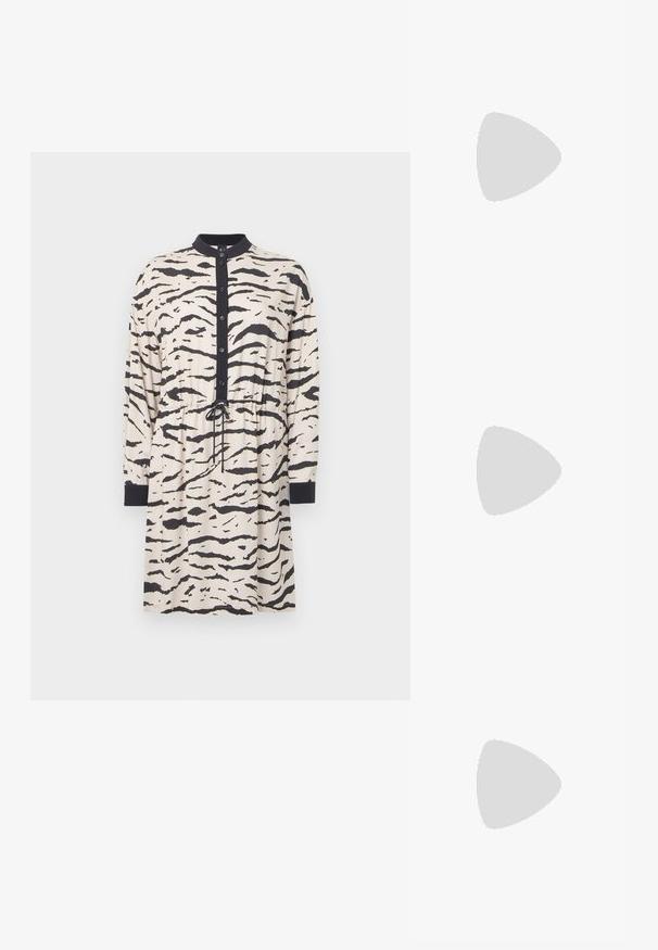 Robe à manches longues beige avec des rayures noires de tigre, dotée d'un col, d'un devant à boutons et d'une taille ajustable avec un cordon de serrage.; Chaussure noire à talon haut avec bout pointu et logo doré, posée sur une surface réfléchissante près d'un organiseur de dossiers en fil chromé contenant des documents.; Sac à main en cuir noir avec une poignée arrondie, accent logo doré et bandoulière amovible. Texture lisse et forme structurée.; Paire de boucles d'oreilles créoles dorées avec un petit détail boucle ton argent sur chaque, exposées sur fond gris clair.