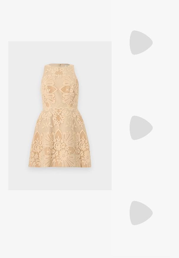 Beige ærmeløs kjole med blomsterblondeoverlay, tætsiddende korset og skørt med vidde, med detaljerede udskæringsmønstre over det hele.; Sorte patenterede læderslingbacks med spidse tæer, lav blokhælt og justerbar ankelrem med guldspænde.; Sort satinpung med en afrundet form, et håndtag i toppen og en guldaccentlås. Glat tekstur med et minimalistisk design.; Guldfarvede studøreringe med en glat, poleret overflade og dråbeform, der reflekterer lys for en skinnende finish.