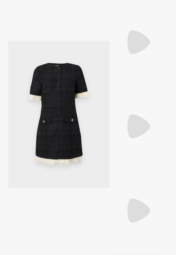 Robe courte texturée noire à manches courtes avec fermeture éclair sur le devant, poches à rabat boutonnées, et bordure plissée blanche à volants sur les manches et l'ourlet.; Escarpins en cuir noir avec une pointe fine, une bride ajustable et un talon aiguille élégant, présentant une finition lisse.; Pochette en cuir beige plissé avec un cadre en métal argenté, dotée de deux fermoirs ronds décoratifs et d'une chaîne en argent.; Boucles d'oreilles argentées en forme d'étoile avec surface texturée, présentant une pierre précieuse ronde et claire au centre. Finition scintillante qui rehausse l'attrait visuel.