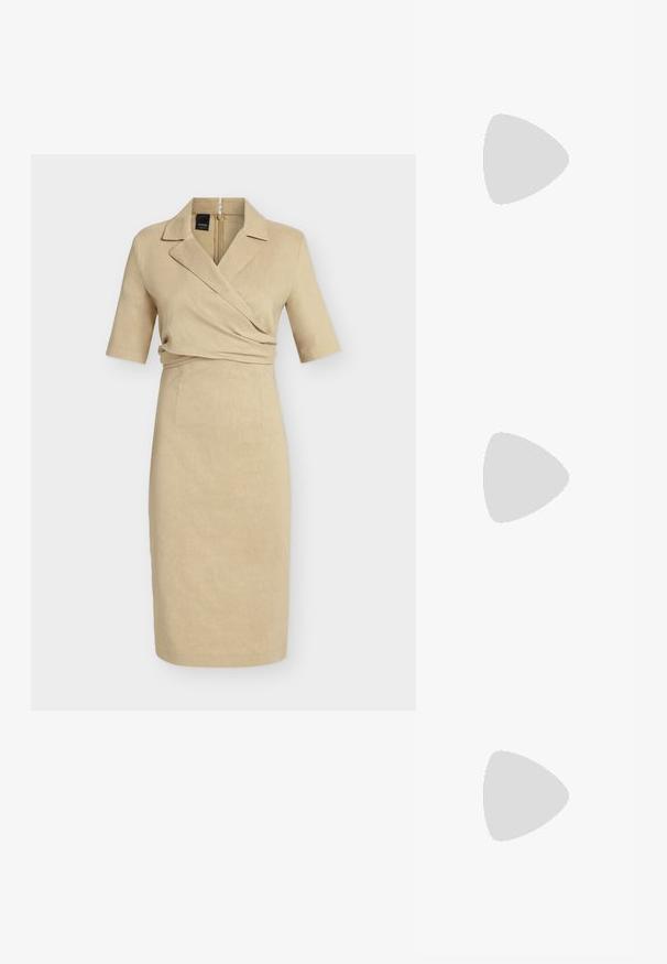 Robe beige longueur genou avec manches mi-longues, devant croisé, col cranté et fermeture éclair au dos.; Escarpin slingback en cuir verni beige avec talon kitten, bout pointu et petite sangle à boucle sur fond neutre.; Sac à main rectangulaire noir avec poignée supérieure et bandoulière amovible, doté d'une fermeture à boucle dorée avec détail logo.; Paire de boucles d’oreilles créoles en or poli avec des tiges fines et des fermoirs à charnière, présentées sur un fond gris clair uni.