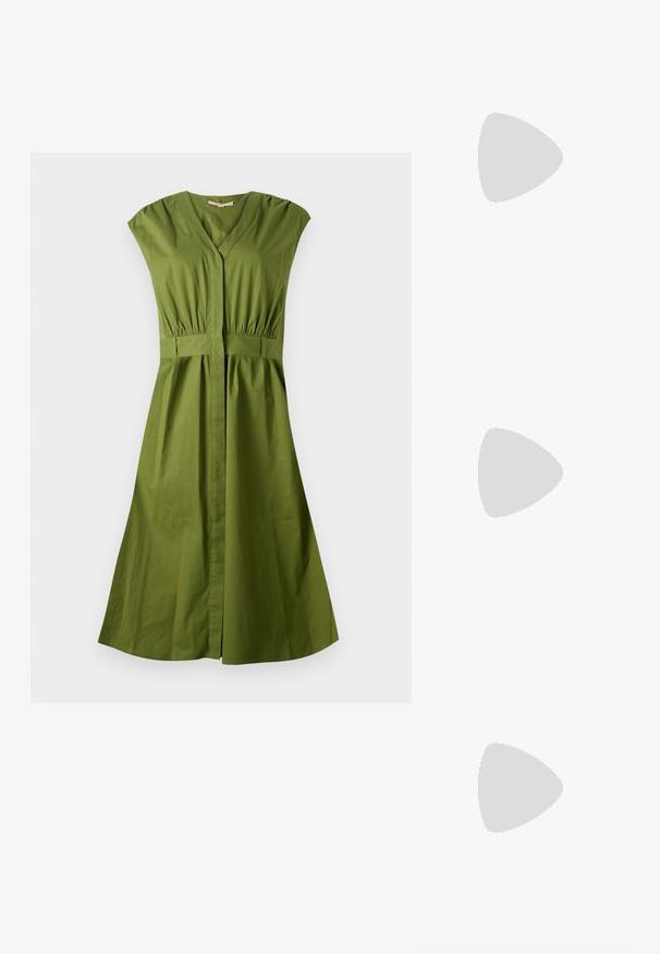 Robe en coton vert avec un décolleté en V, des manches courtes, une taille élastique et une jupe évasée. Texture lisse, longueur genou et sans motifs.; Sandale noire en cuir à brides fines, talon bas kitten, boucle à la cheville et petit pendentif doré sur fond clair uni.; Sac à main en osier noir en forme de coquille Saint-Jacques avec un dessus courbé et une texture tressée sur un fond uni.; Deux boucles d'oreilles en forme de cerceau en or brillant, avec un design courbé, présentant des accents orange près de la tige, sur fond blanc uni.