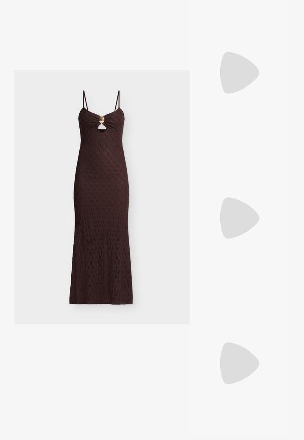 Robe maxi marron foncé sans manches avec fines bretelles, une découpe frontale sous un fermoir doré, et un motif floral texturé sur toute la surface.; Mule en satin marron à bout ouvert avec un talon fin de hauteur moyenne et une conception à enfiler sur fond blanc uni.; Sac à main en cuir marron avec un design froncé, une bandoulière en chaîne dorée et une finition douce et texturée. Sa forme compacte est idéale pour une utilisation en soirée.; Deux paires de Boucles d'oreilles créoles géométriques dorées sur une surface blanche unie, une paire carrée et pleine, une paire rectangulaire et creuse.