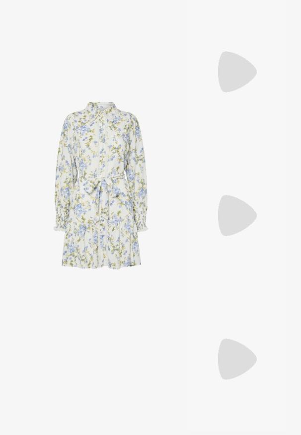 Witte bloemenjurk met lange mouwen, blauwe en groene bloemen, knoopsluiting aan de voorkant, kanten bies, een gestrikte tailleband en een uitlopende zoom.; Zwarte platte balletschoen met dubbele gespsluitingen, zilveren oogjes en een klein strikje nabij de afgeronde neus op een witte achtergrond.; Zwarte zachte leren handtas met geplooide bovenkant en twee dikke handvatten die in knopen zijn gestrikt tegen een effen lichte achtergrond.; Een paar glanzende zilveren oorringen met dunne draadafsluitingen, getoond op een lichtgrijze achtergrond.