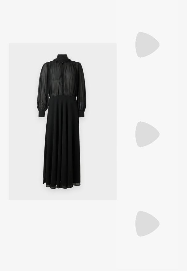Μαύρο μακρύ φόρεμα με μακριά μανίκια, με διάφανο μπούστο από κρέπ σατέν με κουμπιά, λαιμόκοψη υψηλή, εφαρμοστά μανσέτες και ρέον στερεό φούστα.; Μαύρο παπούτσι slingback από λουστρίνι με μυτερή μύτη, T-στραπ και χαμηλό κεκλιμένο τακούνι, σε λευκό φόντο.; Μαύρο δερμάτινο πορτοφολάκι με μα gathered υφή, μεταλλικό πλαίσιο σε ασημί απόχρωση, κλείσιμο τύπου kiss-lock και αλυσίδα. Λείο, απαλό επιφάνεια.; Ζευγάρι λαμπερά ασημένια μεταλλικά σκουλαρίκια με σπειροειδές σχέδιο και κυκλικό πέτρωμα στο κέντρο σε απλό λευκό φόντο.
