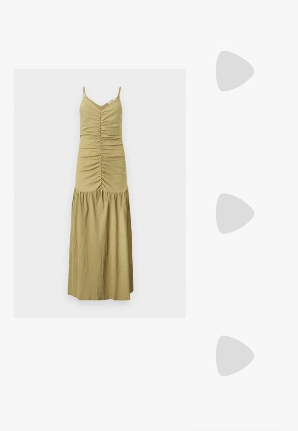 Robe longue sans manches vert olive avec corsage froncé à l'avant, décolleté en V, fines bretelles, et détail jupe froncée.; Even&Odd Wide Fit Sandales - black; Petit sac à main noir brillant avec deux longues anses et des détails à cordon sur les côtés sur un fond clair uni.; Deux paires de Boucles d'oreilles créoles géométriques dorées sur une surface blanche unie, une paire carrée et pleine, une paire rectangulaire et creuse.