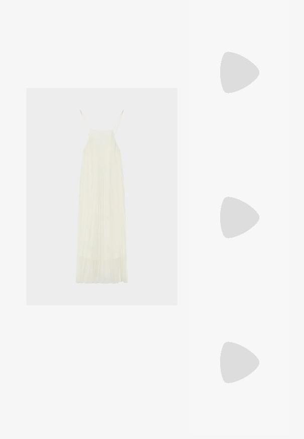 Robe longue blanche sans manches avec fines bretelles et jupe fluide plissée sur fond uni.; Sandale plate noire avec bride croisée rembourrée et entre-doigt, design minimaliste sur fond gris clair uni.; Sac à main blanc doux avec une poignée rectangulaire arrondie et une texture souple et lisse sur un fond clair.; Boucles d'oreilles en métal doré et argenté avec une base en disque rond et une pièce supérieure ovale, texture lisse et finition polie.