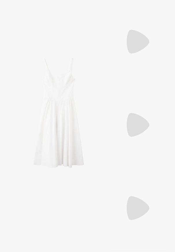 Robe blanche sans manches avec un décolleté carré et une taille froncée, dotée d'une jupe fluide mi-longue.; Mule noire à bout ouvert avec fines brides, détail nœud, petit talon kitten et motif à pois blancs sur les brides et la semelle.; Lunettes de soleil noires en forme d'œil de chat avec des verres gris foncé, monture en plastique élégante, coins pointus et branches droites. Pas de métal visible ni d'accents.; Sac à main en cuir noir brillant avec deux poignées, poche avant zippée et bandoulière amovible sur fond blanc.