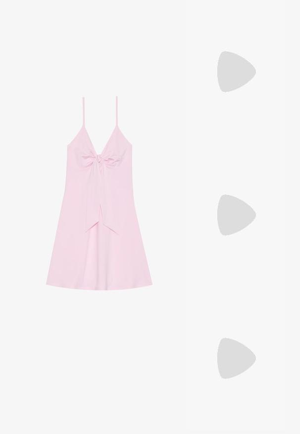 Roze mouwloze jurk met een voorknoopdetail en een uitlopende rok. Gemaakt van zachte stof met een gladde textuur. Verstelbare dunne bandjes.; Roze leren hoge hak met een afgeronde teen, enkelbandje en gegolfde rand. Voorzien van een smalle blokhak voor extra ondersteuning.; Roze sprankelende handtas met een opvallend vlinderontwerp en strassteentjes, rechthoekige vorm en een platte handvat.; Roze, glanzige haaraccessoire in de vorm van een grote strik, met een gladde textuur en een dunne band om het op zijn plaats te bevestigen.