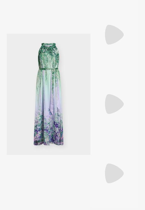 Αμάνικο μάξι φόρεμα σε πράσινο και μωβ με floral σχέδιο, με halter λαιμόκοψη και ταιριαστή υφασμάτινη ζώνη δεμένη στη μέση.; Zign by Zalando Κλασικές γόβες - off white; Λευκή δερμάτινη τσάντα με πτυχωτό σχέδιο, διαθέτοντας χρυσό αλυσίδα και στρογγυλή μορφή. Λείος υφασμάτινος τύπος με μαλακούς πτυχών και χωρίς μοτίβα.; Ασημένιο σκουλαρίκι κρίκος με γυαλιστερή φινίρισμα, που διαθέτει μικρές χρυσές λεπτομέρειες και στρογγυλό σχήμα, φορεμένο στον λοβό.