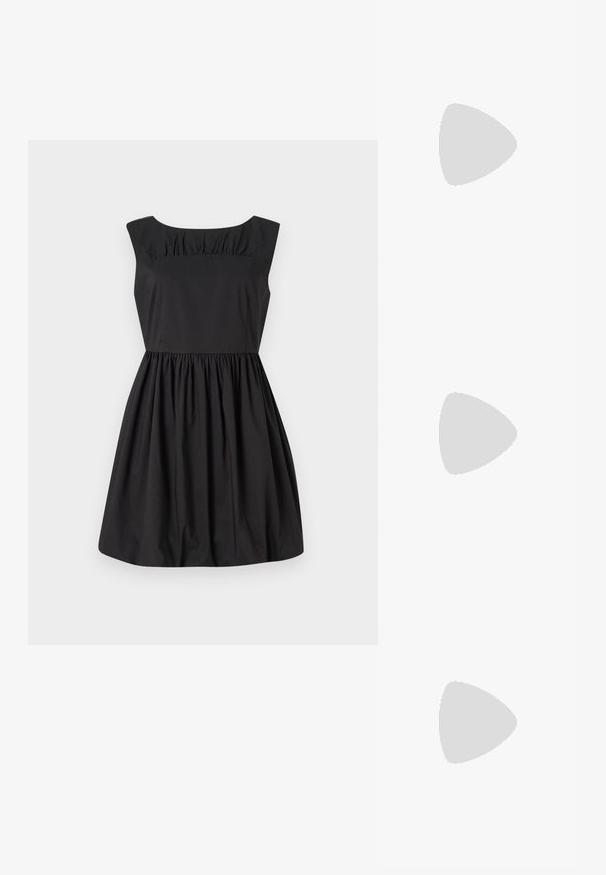Sort sansærmet kjole med rund halsudskæring, sammensnørede detaljer ved bodicen og en svungen nederdel. Fremstillet af et glat stof.; Sorte læder slingback hæl med spids tå, tekstureret rem med cirkulære metalliske accenter, og en stablet blokhæl.; Sort vævet lædertaske med en afslappet design, der har et knyttet rem og en lille dekorativ guldstud foran.; Sølvstjernede øreringe med en poleret, blank overflade. Hver ørering har fem spidser og subtile teksturdetaljer på overfladen.