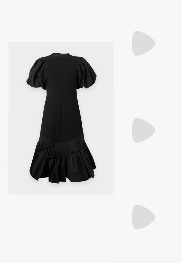 Robe noire avec manches bouffantes, corsage structuré et ourlet froncé à volants. Présente un accent de boucle latérale à la taille. Fabriquée en tissu lisse.; Pompe slingback en cuir verni noir avec un bout pointu, un talon fin et un design de découpes subtil. Elle dispose d'une boucle dorée sur la sangle.; Sac à main en cuir noir avec un design plissé, une sangle unique, un cadre métallique argenté et deux grandes fermoirs ronds en argent.; Boucles d'oreilles en clip argentées avec un design en spirale, présentant une texture métallique lisse et des formes arrondies. Pas d'embellissements ou de motifs visibles.
