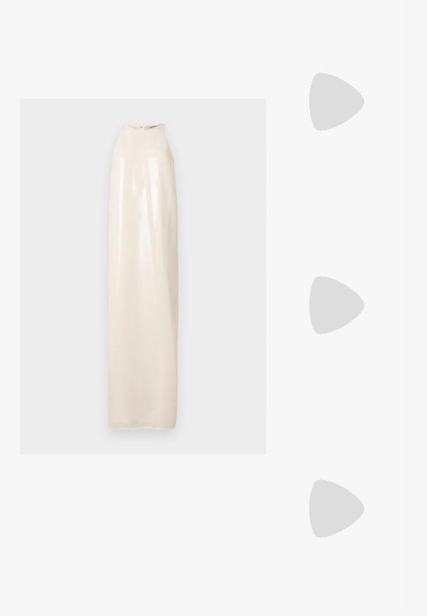 Robe longue sans manches en matière brillante de couleur blanc cassé, avec un col montant et une silhouette droite, présentant une texture subtilement nacrée.; Sandale à talon haut noire avec une bride étroite à la cheville, bout carré, cuir lisse et accent de boucle métallique.; Sac d'épaule noir Michael Kors avec pendentif logo en or, sangle réglable et fermeture éclair sur fond blanc uni.; Paire de petites boucles d'oreilles créoles en or avec des pierres précieuses transparentes rectangulaires et rondes serties le long du bord extérieur sur un fond blanc.