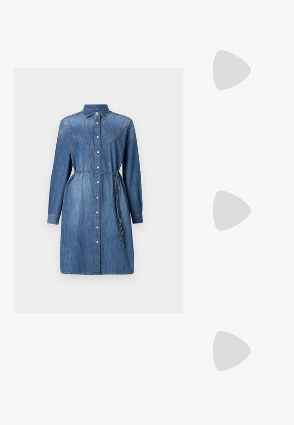 Lichtblauwe denim jurk met lange mouwen, knoopsluiting aan de voorkant, kraag en tailleband. Heeft gestikte schouderpasdetails en zakken.; Zwarte gepoetste leren balletschoenen met een ronde neus, een klein strikje en een gladde textuur; heeft een lage platte zool en een lusje aan de hiel.; Zwarte leren bucketbag met brede verstelbare schouderband en goudkleurige gespsaccenten tegen een eenvoudige witte achtergrond.; Zwarte leren riem opgerold met een glanzende gouden metalen gesp en drie gouden lussen op een effen witte achtergrond.