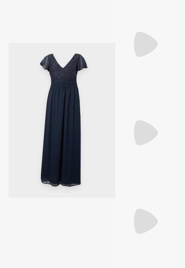 Robe maxi bleu marine avec corsage en dentelle florale, décolleté en V, et manches courtes délicates et transparentes.; Sandale à talons hauts en cuir verni noir avec des fines lanières, design en T, fermeture à boucle et silhouette élégante et courbée.; Pochette argentée brillante avec rabat style enveloppe et garniture décorative, petite bandoulière chaîne argentée, sur fond clair uni.; Boucle d'oreille en argent avec une finition polie, présentant de petits détails en or et de forme ronde, portée sur le lobe.