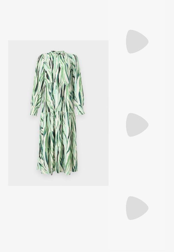 Robe midi à manches longues avec jupe à volants, motif abstrait de feuilles en vert et noir, col montant et poignets froncés sur fond blanc.; Botte noire en cuir, montante jusqu'au genou, avec un bout pointu et un petit talon. Présente une ceinture en haut avec une boucle en métal argenté. Texture lisse.; Sac à main tissé noir avec une poignée courbée, présentant une surface texturée et une forme décontractée. Fini lisse avec une silhouette organique.; Boucles d’oreilles créoles en forme d’étoile argentée avec une finition lisse et polie sur un fond blanc uni.