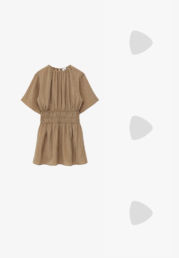 Robe courte à manches courtes marron avec taille froncée, col rond et jupe ample et fluide.; Mule noire brillante à talons hauts avec bout pointu et bride à la cheville, suspendue au-dessus d'une surface carrelée en terre cuite avec des interstices remplis de gravier.; Sac à main en daim marron en forme de croissant avec une poignée courte, des clous dorés le long des bords et des glands en cuir de chaque côté.; Uncommon Matters SCULPTED CREOLE - Boucles d'oreilles - silver-coloured/gold-coloured