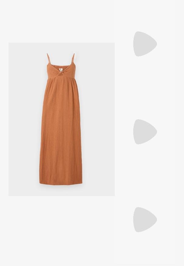 Robe longue couleur rouille en tissu léger. Comprend des bretelles spaghetti ajustables, un corsage froncé et une jupe fluide. Fini texturé.; Sandale beige à brides avec des lanières en cuir tressé et un petit talon kitten noir, vue de profil sur fond blanc.; Sac seau en paille tissée avec une base large, un sommet étroit et une bandoulière en cuir marron ajustable.; Collier chaîne en or avec pendentif coquillage en or texturé et fermoir à longueur ajustable sur fond blanc.