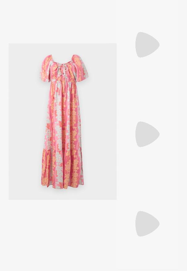 Robe maxi rose avec des manches bouffantes, un décolleté avec lien à l'avant, et un motif floral jaune et bleu clair.; Baskets montantes en toile blanche avec lacets blancs, œillets métalliques, semelle épaisse en caoutchouc et bout texturé, orientées vers la gauche sur fond blanc.; Sac à main rose rembourré avec un design arrondi, fabriqué à partir d'un matériau brillant. Dispose d'une poignée froncée et d'une fermeture éclair pour un accès sécurisé.; Boucles d’oreilles créoles en métal argenté avec une surface lisse légèrement incurvée et des fermoirs à clapet sur un fond blanc uni.