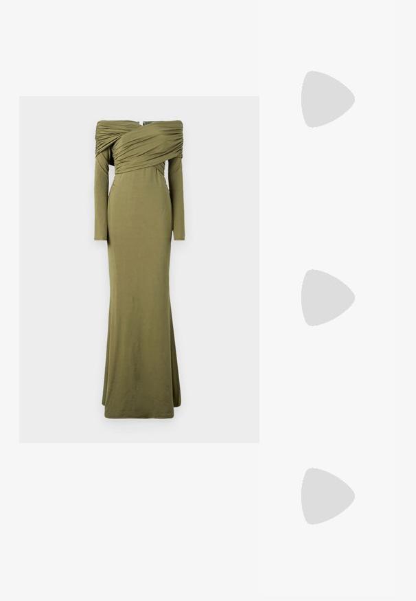Vestido verde oliva de manga larga con diseño de hombros al descubierto. Cuerpo fruncido y silueta ajustada, que se estrecha hasta un dobladillo acampanado. Texture de tela suave.; Sandalia negra de tacón alto con correa en el tobillo y punta cuadrada, situada sobre el pavimento frente a una pared con azulejos.; Bolso de mano de piel negra con un asa curva en la parte superior, un sutil patrón de diamantes y una correa desmontable. La textura es suave con detalles en relieve.; Par de pendientes de metal dorado brillante, con forma irregular y superficie arrugada y lisa sobre un fondo claro y sencillo.