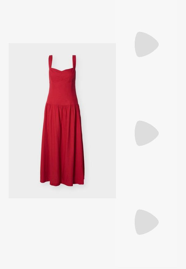 Robe midi rouge avec larges bretelles, corsage ajusté et jupe froncée sur un fond blanc uni.; Jambes portant des leggings côtelés foncés associés à des ballerines noires avec de petits détails en nœud sur fond blanc.; Sac à main tissé bordeaux avec une silhouette arrondie, une seule poignée et une finition texturée. Fermeture zippée en haut.; Boucles d'oreilles argentées en forme d'étoile, avec une surface lisse et brillante. Chaque boucle d'oreille possède cinq pointes et des détails subtils de texture de surface.