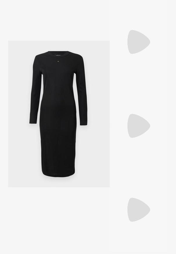 Robe midi noire à manches longues avec col rond et petit logo doré "AX" centré sous l'encolure, silouhette ajustée.; Sandale à talon haut noire avec une bride étroite à la cheville, bout carré, cuir lisse et accent de boucle métallique.; Sac à main Calvin Klein noir brillant avec fermeture éclair dorée et anse courte sur fond blanc uni.; Deux boucles d'oreilles en forme de cerceau en or brillant, avec un design courbé, présentant des accents orange près de la tige, sur fond blanc uni.