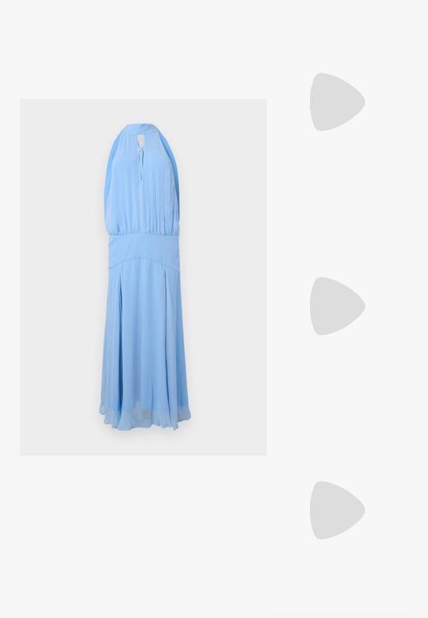 Φόρεμα μάξι σε ανοιχτό γαλάζιο, με halter neck, σμιλευμένο μπούστο με πιέτες, ντεκολτέ με άνοιγμα δέσιμο σε φιόγκο, εφαρμοστή μέση και αέρινη φούστα με πιέτες.; Μαύρη λουστρίνι σανδάλι με τρεις λωρίδες, πόρπη στον αστράγαλο και τακούνι στιλέτο 10 εκ. Διαθέτει χρυσά μεταλλικά στοιχεία και λογότυπο.; Μικρό ασημί μεταλλικό τσαντάκι φάκελος με στρογγυλεμένο, ραμμένο σχέδιο και κούμπωμα με δύο ασημένιες σφαίρες.; Ζευγάρι ασημί μεταλλικά σκουλαρίκια σε σχήμα γωνιώδους γράμματος Μ με στρογγυλεμένους ακροδέκτες σε λευκό φόντο.