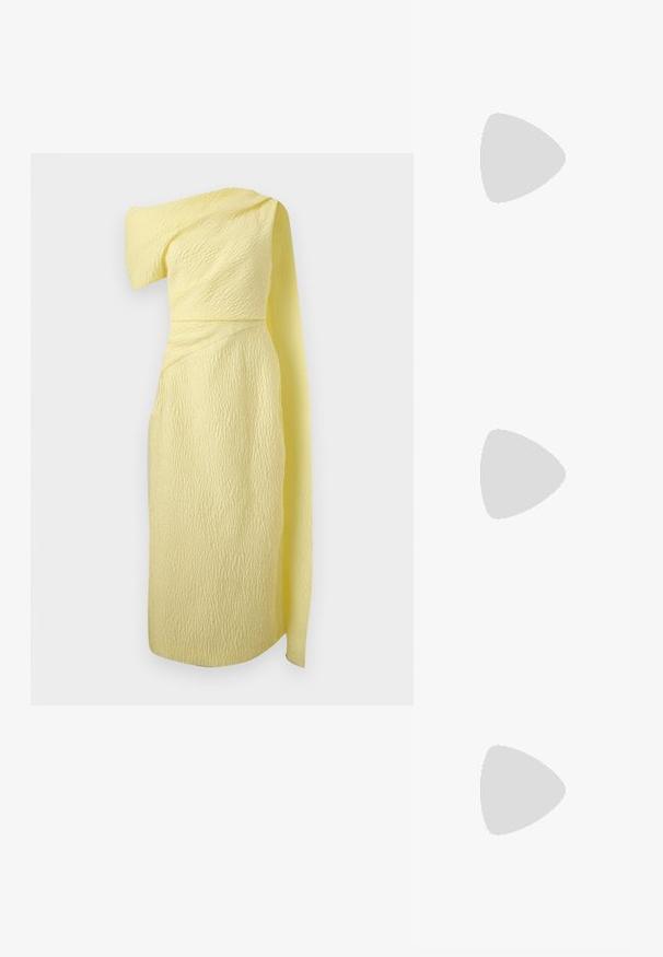 Robe texturée jaune pâle à une épaule avec un tissu drapé s’étendant de l’épaule jusqu’à l’ourlet longueur mollet.; Sandale à talons hauts en cuir verni noir avec un design à lanières, sangle de cheville ajustable et détails noués. Texture lisse, bout pointu.; Porte-monnaie en cuir noir avec texture froncée, cadre en métal argenté, fermeture à verrouillage kiss-lock et bandoulière en chaîne. Surface lisse et douce.; Boucles d'oreilles en argent avec une forme organique et abstraite. Surface lisse et brillante avec un design effilé. Présente des courbes subtiles et un détail central en ligne.