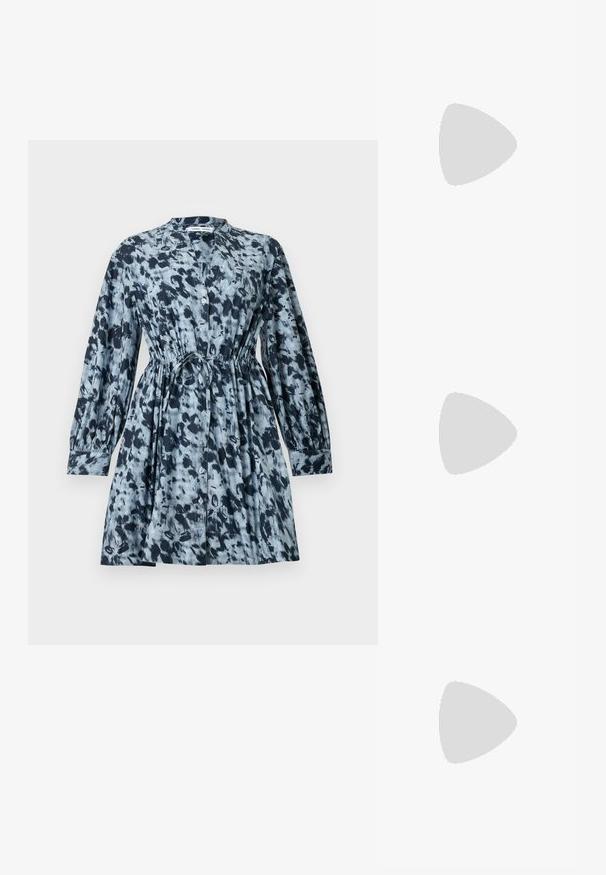 Robe à manches courtes avec un motif abstrait bleu et noir, dotée d'un boutonnage sur le devant, d'une taille cintrée et d'une coupe décontractée. Le tissu semble léger.; Botte noire en cuir jusqu'au genou avec bout pointu et petit talon kitten sur un fond clair uni.; Sac à bandoulière en cuir noir de forme rectangulaire incurvée, avec une chaîne dorée tissée dans la bandoulière noire tressée et une fermeture éclair sur le dessus.; Paire de petites boucles d'oreilles créoles argentées brillantes avec une base ronde, présentées sur un fond clair uni.