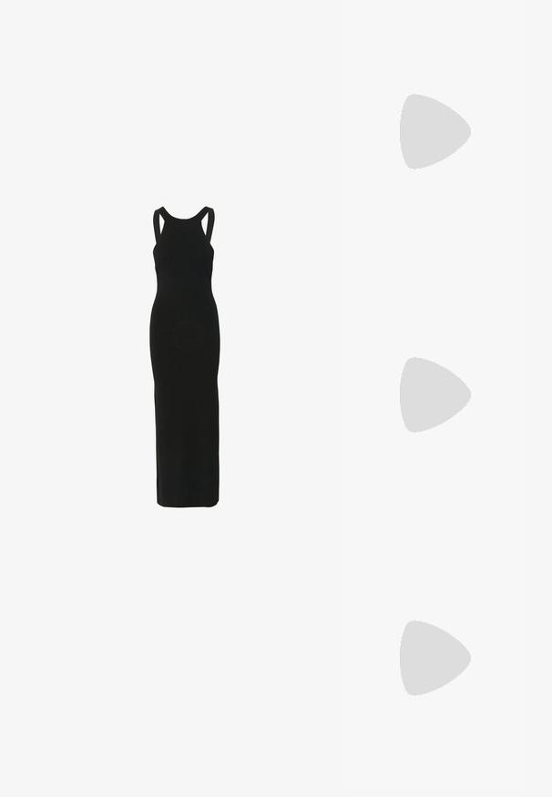 Gestuz GZSARIELLE - Vestido largo - black; Sándal de tacón de cuero negro con punta cuadrada, correa en el tobillo con hebilla dorada y un tacón metálico esbelto. Textura suave, diseño minimalista.; Pequeño bolso de hombro de cuero beige con una correa fina y cierre de cremallera, con un logo metálico discreto en el centro del frente.; Par de pendientes de aro con textura en tono dorado y postes delgados sobre un fondo blanco.