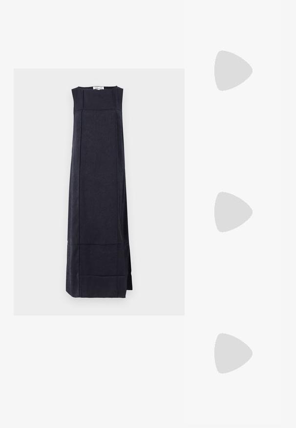 Robe sans manches bleu marine à silhouette droite, en tissu texturé avec des motifs subtils et une longueur au genou.; Sandale à talon haut noire avec une bride étroite à la cheville, bout carré, cuir lisse et accent de boucle métallique.; Sac à main en cuir bleu marine doux avec fermeture à boucle argentée, une seule bandoulière, et une chaîne de poignet amovible sur fond blanc.; Paire de boucles d’oreilles métalliques argentées brillantes avec un design en spirale et une pierre circulaire au centre sur un fond blanc uni.