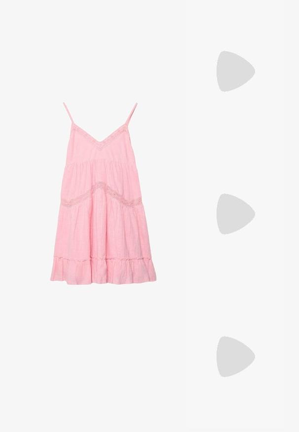 Robe d'été rose sans manches avec fines bretelles, bordure en dentelle le long du décolleté en V et de la taille, et ourlet à volants.; Ballerine rose pâle avec lacets blancs, bride de cheville à fermeture nouée et tirette argentée sur fond blanc uni.; Petit sac bandoulière rose pastel avec sangle réglable et détail nœud à l'avant avec extrémités dorées sur un fond uni.; Accessoire capillaire rose et brillant en forme de grand nœud, avec une texture lisse et une fine sangle pour le maintenir en place.