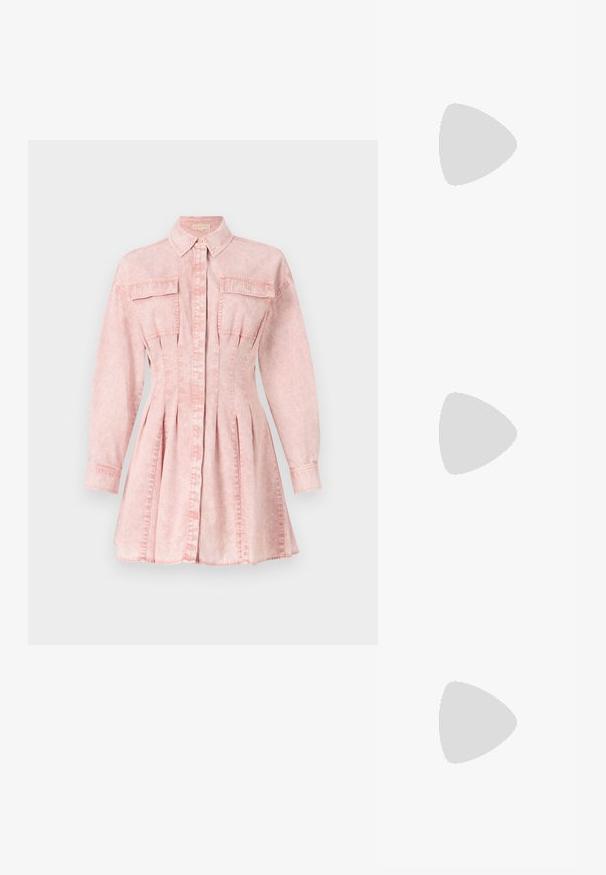 Robe chemise en denim rose avec manches longues, col, fermeture à boutons, deux poches poitrine et détail de jupe plissée pour une silhouette ajustée.; Chaussure à talon compensé motif léopard, bout pointu, doublure intérieure noire et bride de cheville réglable, présentée sur fond blanc uni.; Sac à main en cuir noir brillant avec une seule bandoulière et une fermeture rectangulaire centrale dorée, sur un fond clair uni.; Boucles d'oreilles en or en forme de d'anneaux lisses et courbés avec une finition polie. Équipées d'un mécanisme de fermeture et de légères indentations pour le détail.