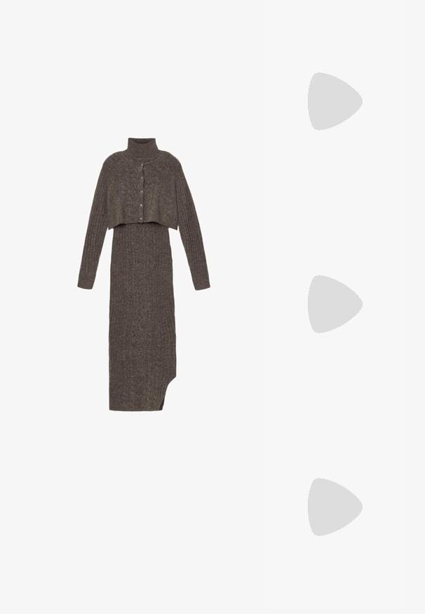 Robe en maille avec un col roulé et une couche supérieure courte de couleur gris foncé. Présente une texture côtelée et une fermeture à boutons sur le devant. Ourlet asymétrique.; Botte en cuir noir, arrivant au genou, avec un talon bloc, un bout pointu et un accent en métal doré près du haut. Texture lisse avec un minimum de coutures.; Sac à épaule en cuir noir à texture crocodile, avec de longues sangles et un petit charm logo argenté sur une sangle.; Boucles d'oreilles circulaires en or avec deux petites bagues en argent sur chacune, affichant des détails subtils du nom de la marque gravé, posées sur un fond blanc.