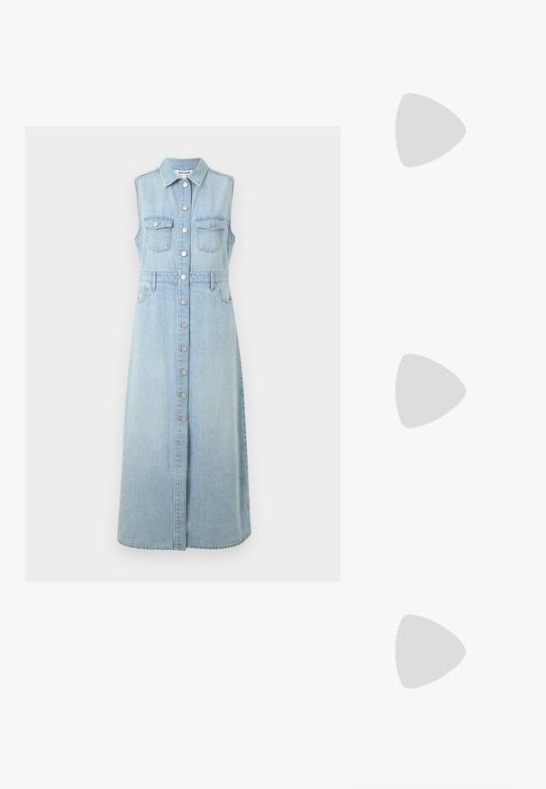 Jeans ærmeløs kjole, lys blå, med knaplukning foran, to brystlommer, indsnævret talje og en lang, lige snit nederdel.; Sort læderknehøj støvle med spids tå og kraftig høj hæl, vist i venstre sideprofil på hvid baggrund.; Sort skuldertaske i læder med en buet rektangulær form, gyldent kæde vævet ind i en flettet sort rem og toplynlås.; To skinnende guldøreringe i et buet design med orange accenter nær stikket, sat mod en enkel hvid baggrund.