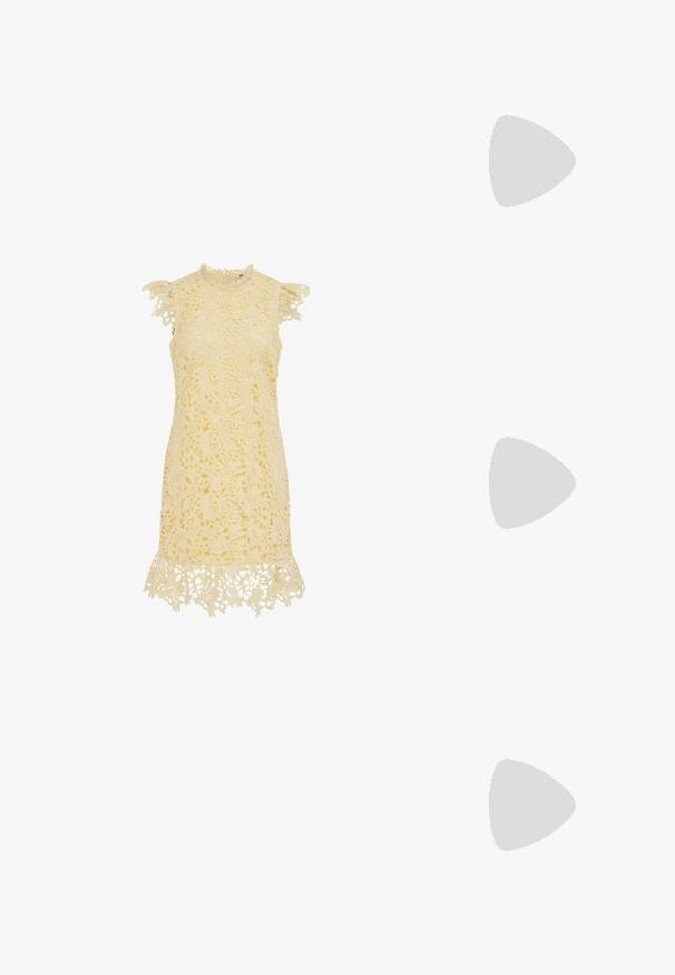 Robe sans manches en dentelle crème avec motifs floraux, ourlet volanté et petit détail à volants sur les découpes des épaules.; Mule blanche à bout ouvert avec des brides croisées et un talon stiletto fin de hauteur moyenne, montrée de profil sur un fond blanc.; Lunettes en écaille de tortue avec des verres ovales et une finition lisse et élégante. Présente des branches fines avec une courbure subtile au niveau des tempes. Verres transparents.; Petit sac à bandoulière rectangulaire beige avec motif "MK" jaune, logo doré "Michael Kors" et fine sangle marron ajustable.