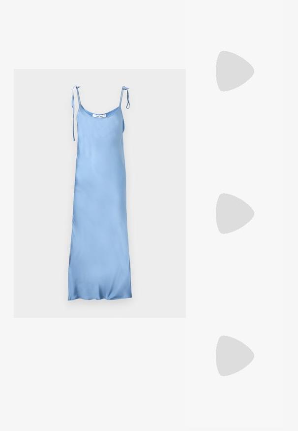 Robe nuisette en satin bleu clair avec des bretelles réglables à nouer sur les épaules, un décolleté en auge et une silhouette longue et droite.; Sandale beige à bout ouvert avec talon bloc, brides croisées et bride de cheville réglable avec boucle argentée.; Petit sac à main en cuir blanc avec deux longues anses, un pendentif logo argenté et une fermeture éclair de chaque côté, posé sur un fond blanc uni.; Boucles d’oreilles créoles en métal argenté avec une surface lisse légèrement incurvée et des fermoirs à clapet sur un fond blanc uni.