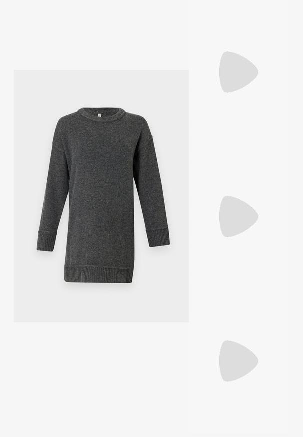 Dunkelgrauer, langärmeliger Wollpullover mit gerippten Bündchen und Saum, Rundhalsausschnitt und lockerer Passform.; Schwarzer kniehoher Stiletto-Stiefel aus glattem, elegantem Material; spitze Zehe; enganliegend mit subtilen Falten nahe dem Knöchel; glänzender Absatz.; Schwarze Lederhandtasche mit abgerundeten Kanten, asymmetrischem Überschlag, metallfarbenem runden Verschluss und kurzen sowie langen Schulterriemen.; Silberne, sternförmige Creolen mit einer glatten, polierten Oberfläche auf weißem, schlichtem Hintergrund.