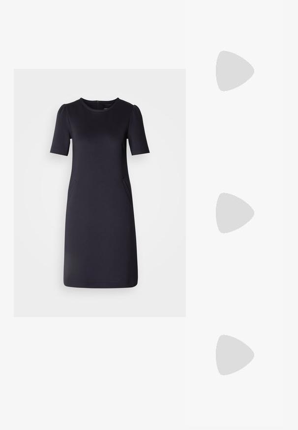Robe bleu marine à manches courtes, encolure ronde et deux poches latérales. Tissu doux et lisse avec une coupe décontractée et un design longueur genoux.; Escarpin slingback en cuir rose avec talon bloc, bout pointu, bride cheville avec boucle dorée et petit pendentif suspendu.; Sac à main rectangulaire de couleur crème avec une seule sangle et une fermeture éclair sur le dessus, comportant une petite plaque de logo embossé à l'avant.; Bracelet jonc doré avec un design lisse et arrondi. Présente une finition polie et un dos ouvert pour un enfilage facile.